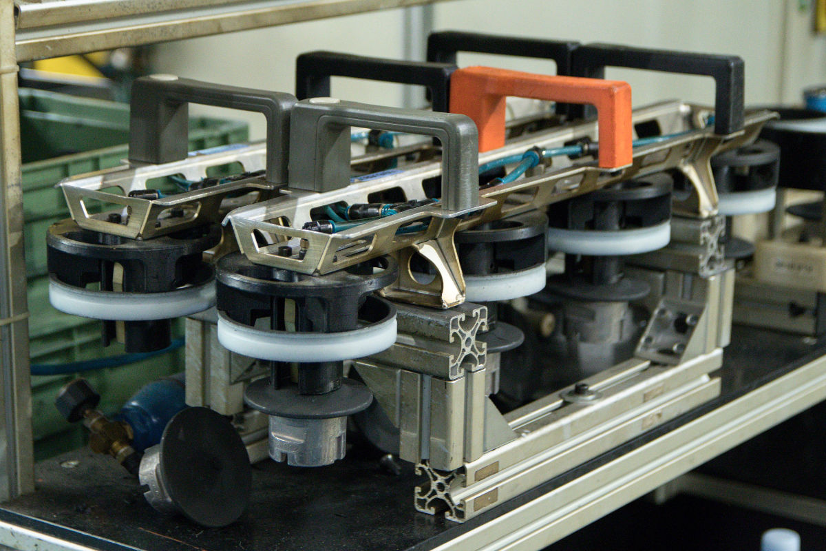 Vkládací přípravek vyrobený 3D tiskárnou ve výrobě.